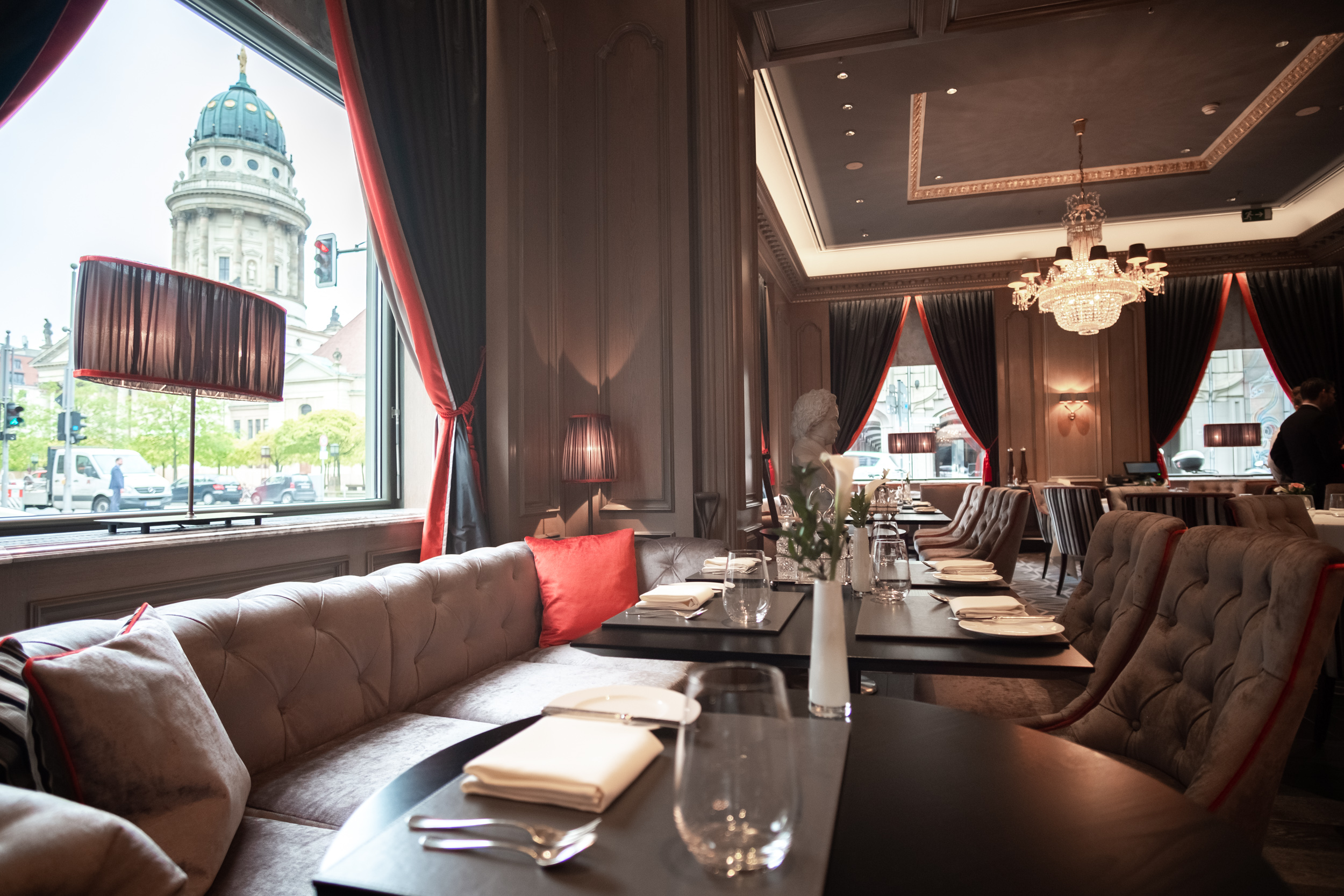 Gesamtansicht des Essbereiches im Restaurant Charlotte und Fritz in Berlin