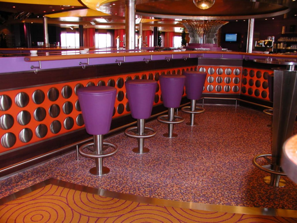 Detailansicht der bezogenen Barhocker auf dem Schiff Aida Luna aus der Meyer Werft