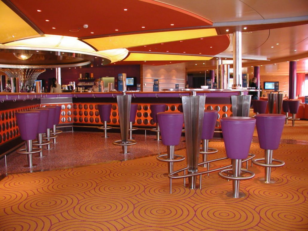 Gesamtansicht der Bar auf dem Schiff Aida Luna aus der Meyer Werft