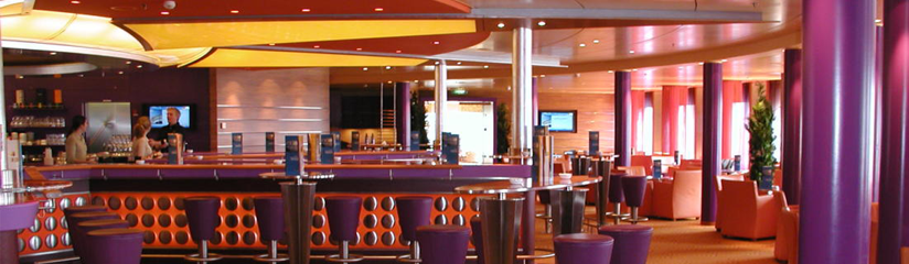 Gesamtansicht des Bar- und Essbereichs auf dem Schiff Aida Luna aus der Meyer Werft