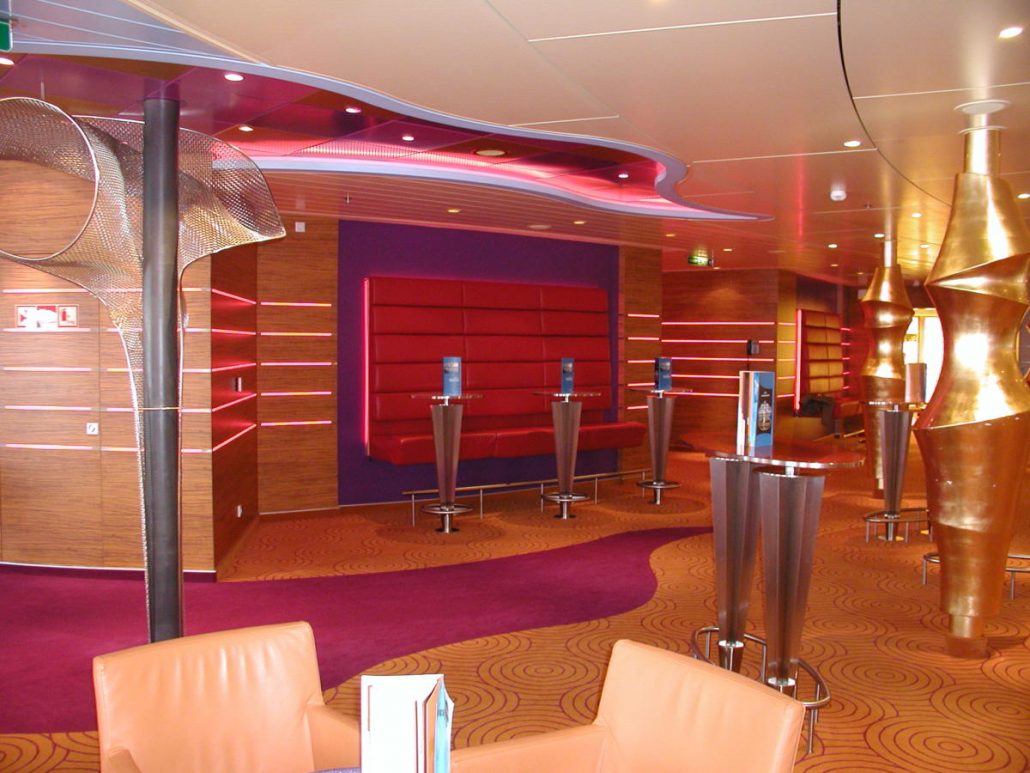 Gesamtansicht der kombinierten Sitz- und Stehtische auf dem Schiff Aida Luna aus der Meyer Werft