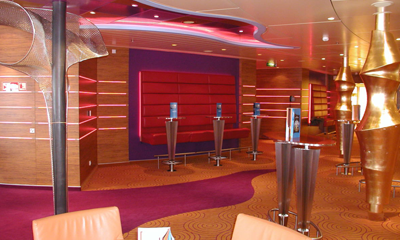 Gesamtansicht der kombinierten Sitz- und Stehtische auf dem Schiff Aida Luna aus der Meyer Werft