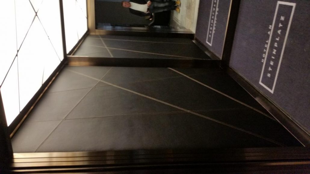 Echtlederwand mit Goldsteppung im Aufzug des Hotels am Steinplatz in Berlin