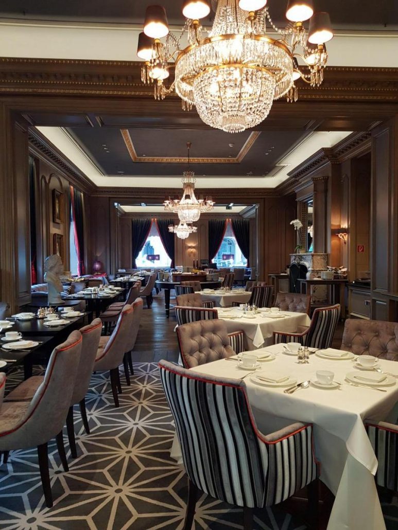 Gesamtansicht des Essbereiches im Luxushotel Regent in Berlin