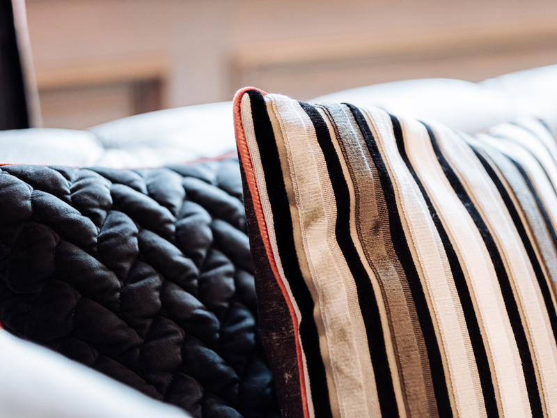 Detailansicht Kissenbezüge im Restaurant Charlotte und Fritz in Berlin