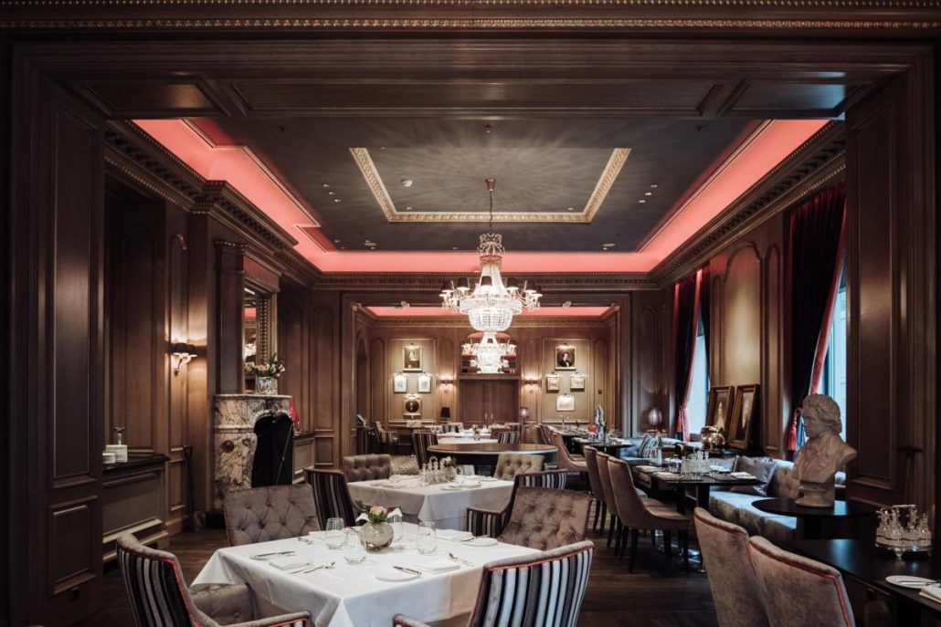 Gesamtansicht des Essbereiches im Restaurant Charlotte und Fritz in Berlin