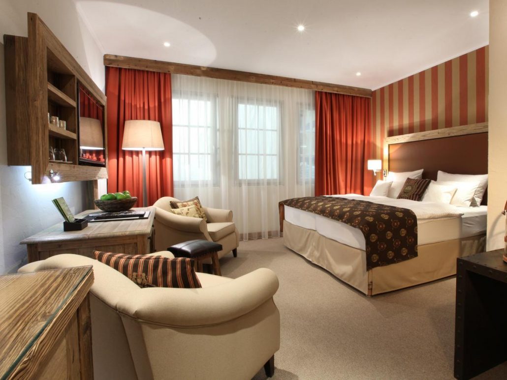 Gesamtansicht eines Zimmers im Golfhotel Weimar